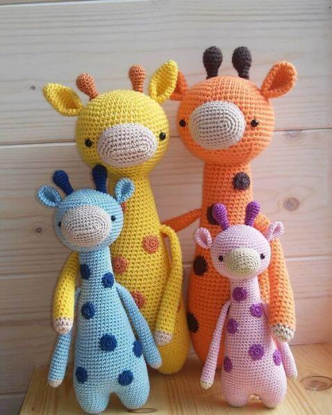 Varias girafas de amigurumi
